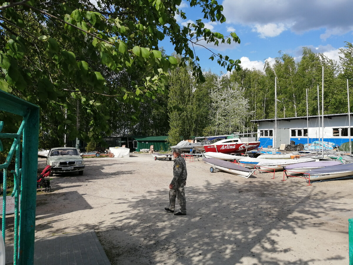 Охрана следит за катерами