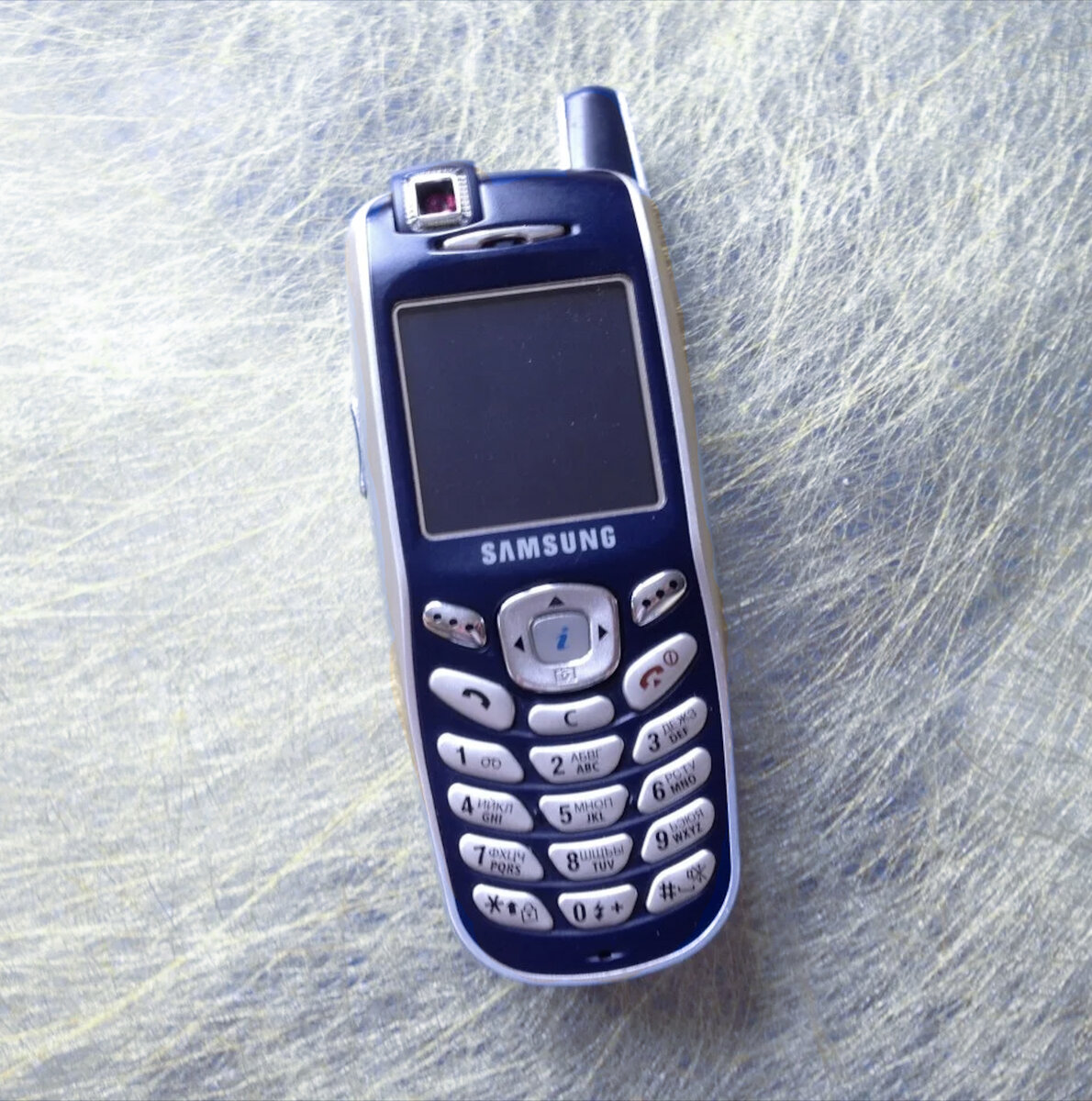 Мобильник Samsung х600. Основная камера легко превращалась в фронталку ...