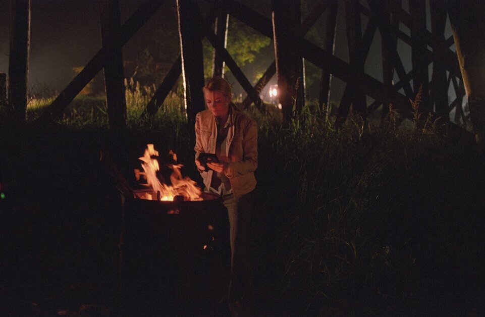 Рейчел уничтожает найденную ею плёнку