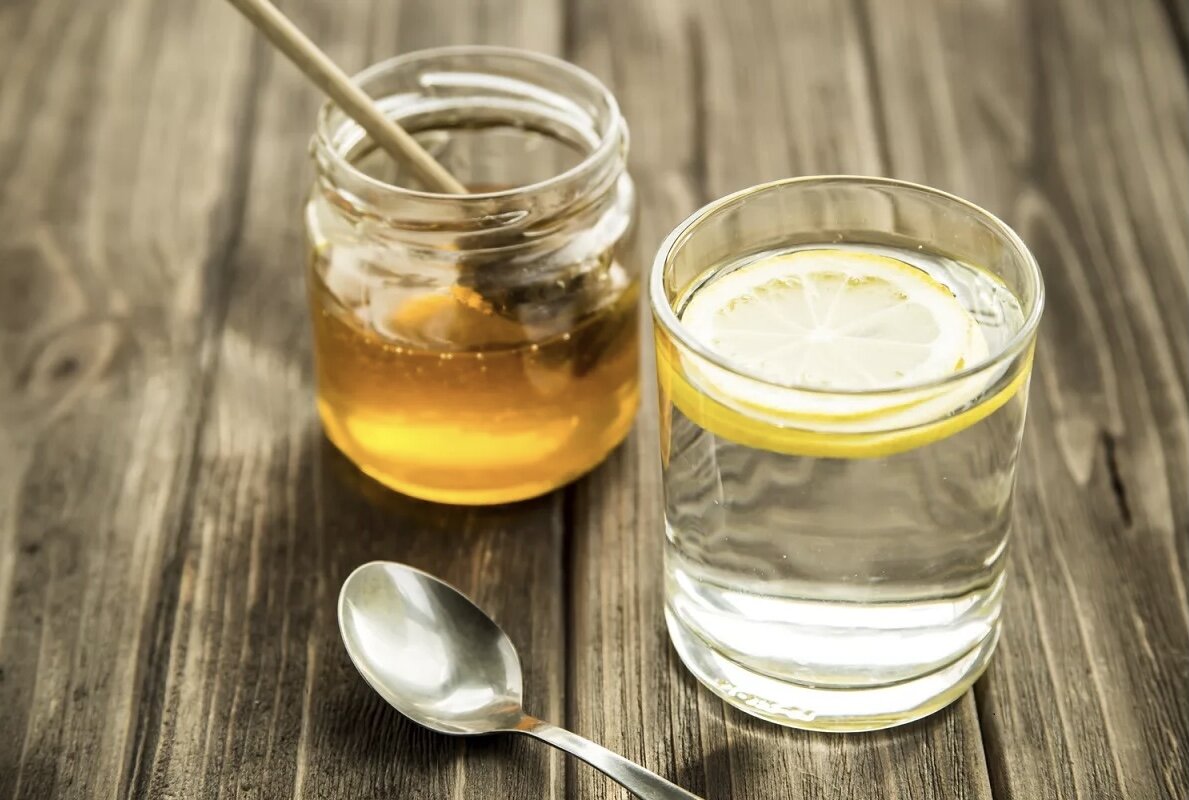 Тесто 1 стакан воды. Вода с медом. Вода с лимоном и медом. Мед в стакане. Стакан воды с медом.
