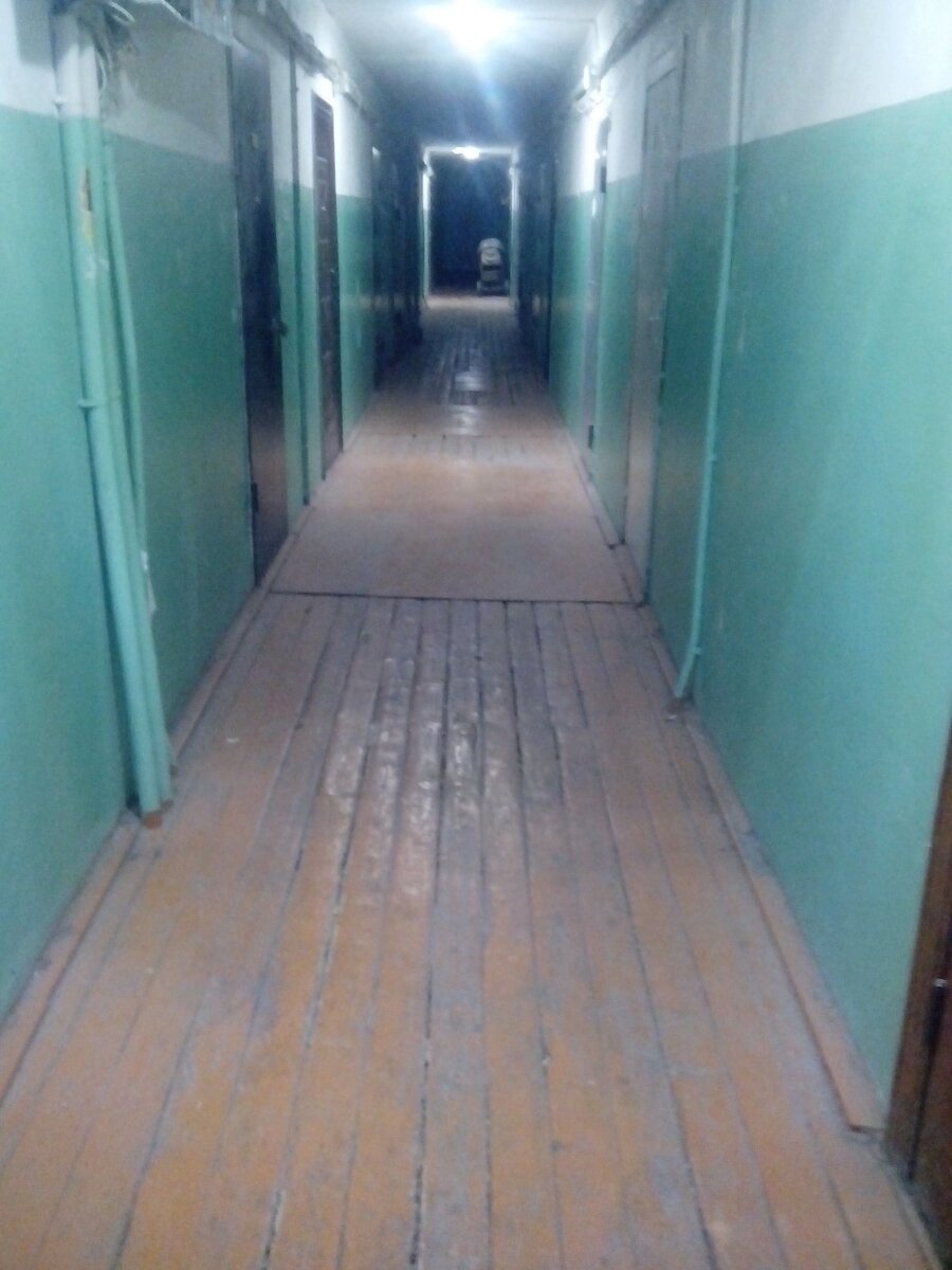 Коридор в доме, где живет Настя Муравьева, правда, это восьмой этаж. Но первый такой же