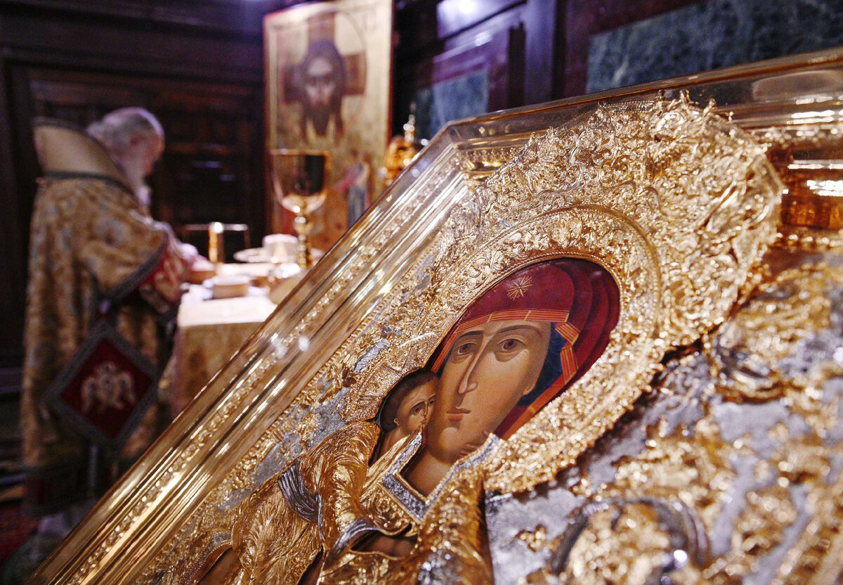 Святое слово нужно и "сильному", и "слабому полу". Источники:
https://foto.patriarchia.ru/news/patriarshee-sluzhenie-v-kanun-dnya-pamyati-svyatitelya-nikolaya-chudotvortsa-v-khrame-khrista-spasitelya-2019-12-18/
http://dimitri.moseparh.ru/2019/06/09/9-iyunya-prepodobnyj-ferapont-mozhajskij-belozerskij-luzheckij-chudotvorec/  
https://al-eparhiya.ru/21-октября-день-памяти-преподобной-пел/
https://foto.patriarchia.ru/news/torzhestva-po-sluchayu-prisoedineniya-arkhiepiskopii-zapadnoevropeyskikh-prikhodov-russkoy-traditsii-k-russkoy-pravoslavnoy-tserkvi-liturgiya-v-khrame-khrista-spasitelya-vruchenie-patriarshey-gramoty-2019-11-03/  (Чтобы увидеть больше фото, листайте галерею вправо!)