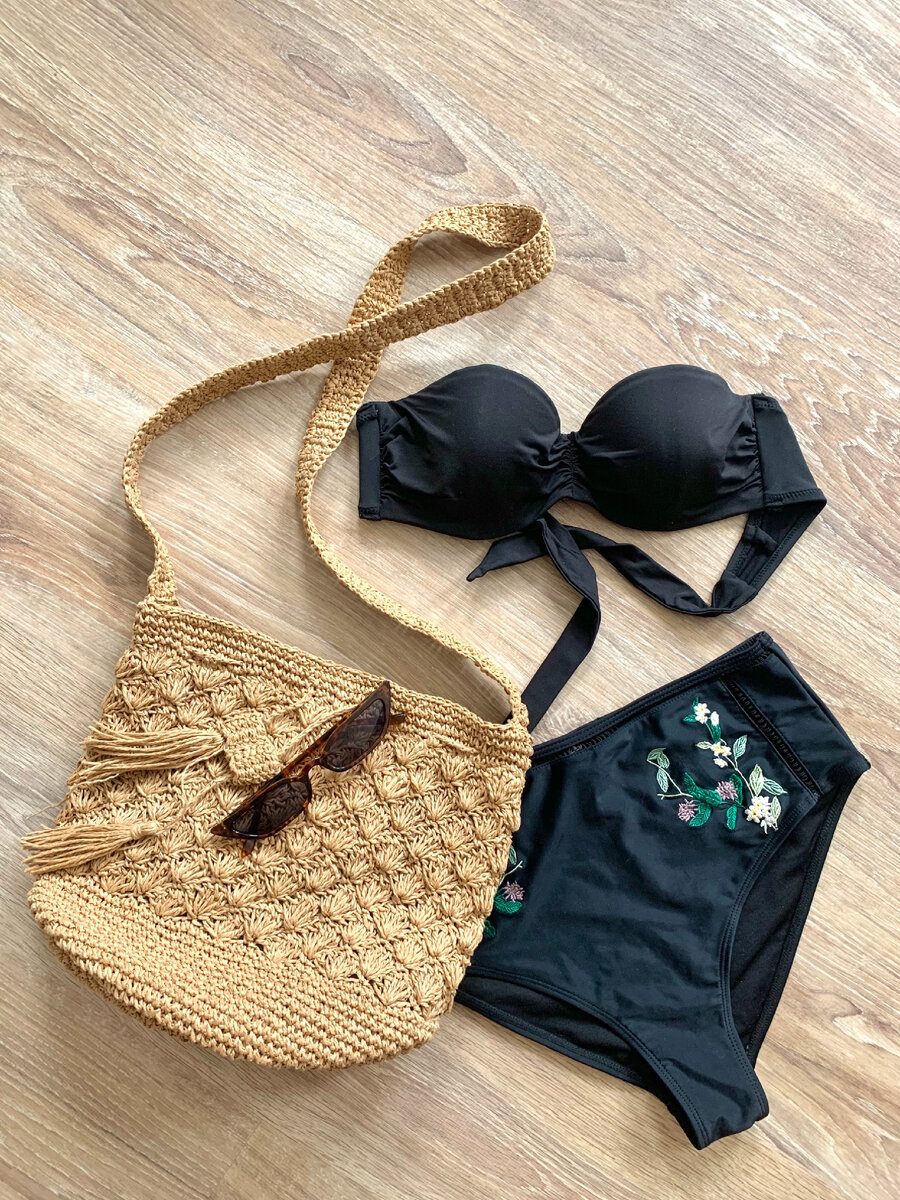 Чисто случайно собрала купальник. Верх - h&m за 399 руб, низ - с сайта asos за 599. Очки твое за 199 руб)
