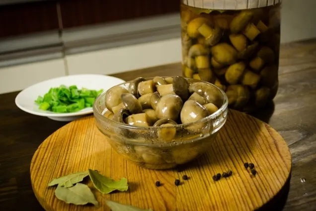 Маринованные шампиньоны с маслом и уксусом 