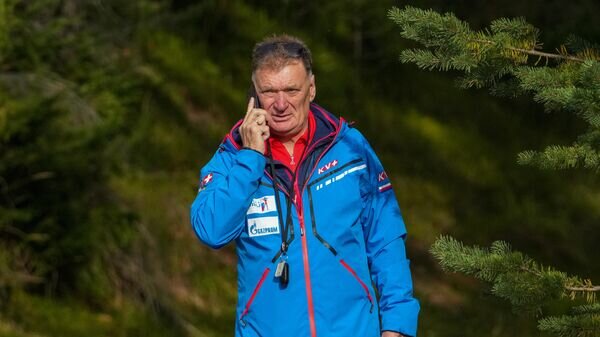    Старший тренер женской сборной России по биатлону Михаил Шашилов на предсезонном тренировочном сборе национальной сборной в австрийском Рамзау.© РИА Новости / Александр Вильф