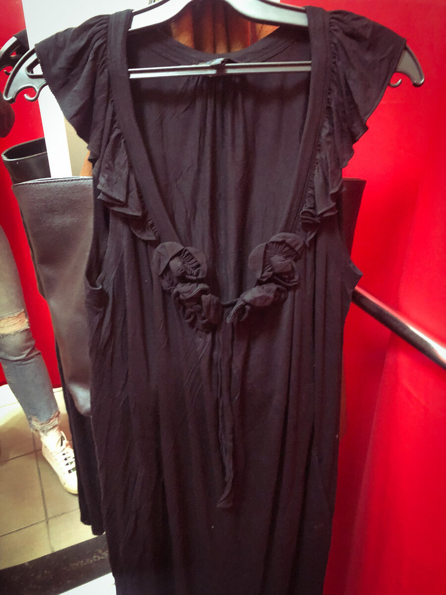 Акцентный декор в виде цветов  на груди в черном цвете 