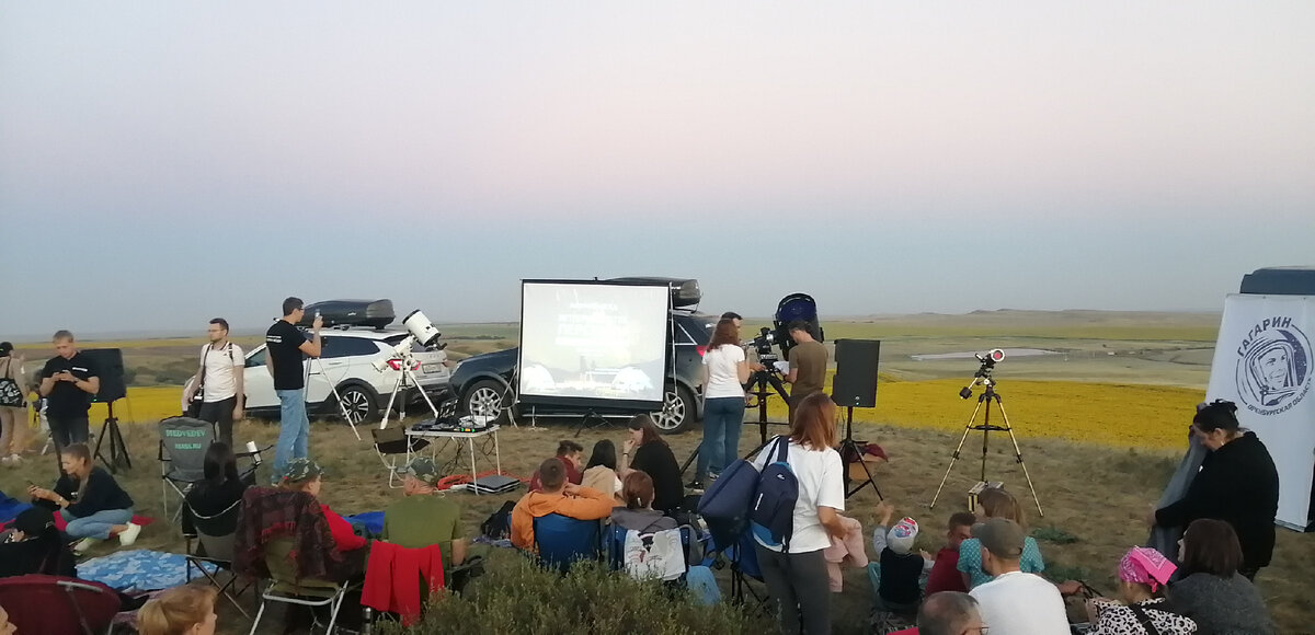 На экране видна была лекция и Луна в телескоп