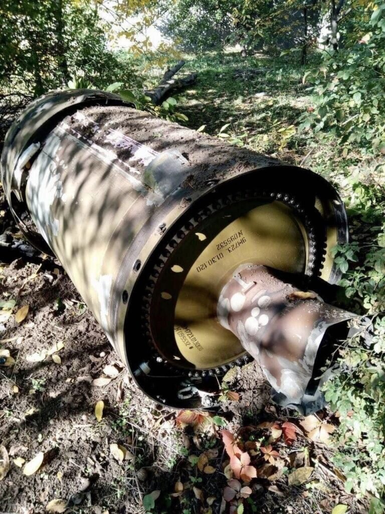    Отработавшая штатно часть (не БЧ) ракеты «Искандера», 5 октября 2022 года, Украина. Вопреки еще весенним ожиданиям про то, что ракеты у Москвы скоро кончатся, они вполне продолжают летать и осенью. СВО стала крупнейшим прецедентом использования управляемых ракет в истории человечества: в ее ходе их израсходовали больше, чем за всю предшествующую военную историю вместе взятую  / ©Автор неизвестен