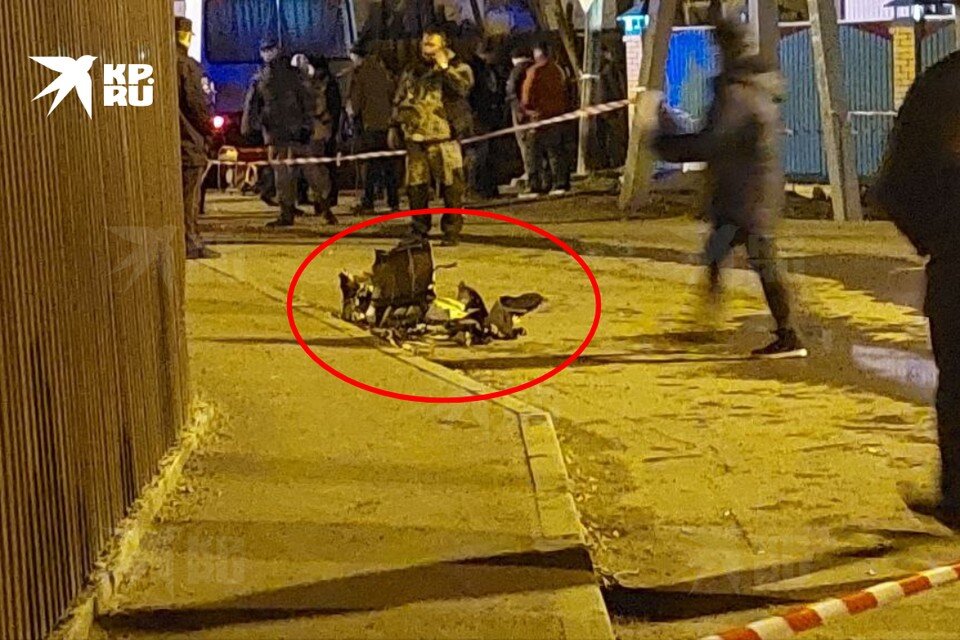     Обломки самолета разлетелись на десятки метров. Анастасия КУРЕНОВА