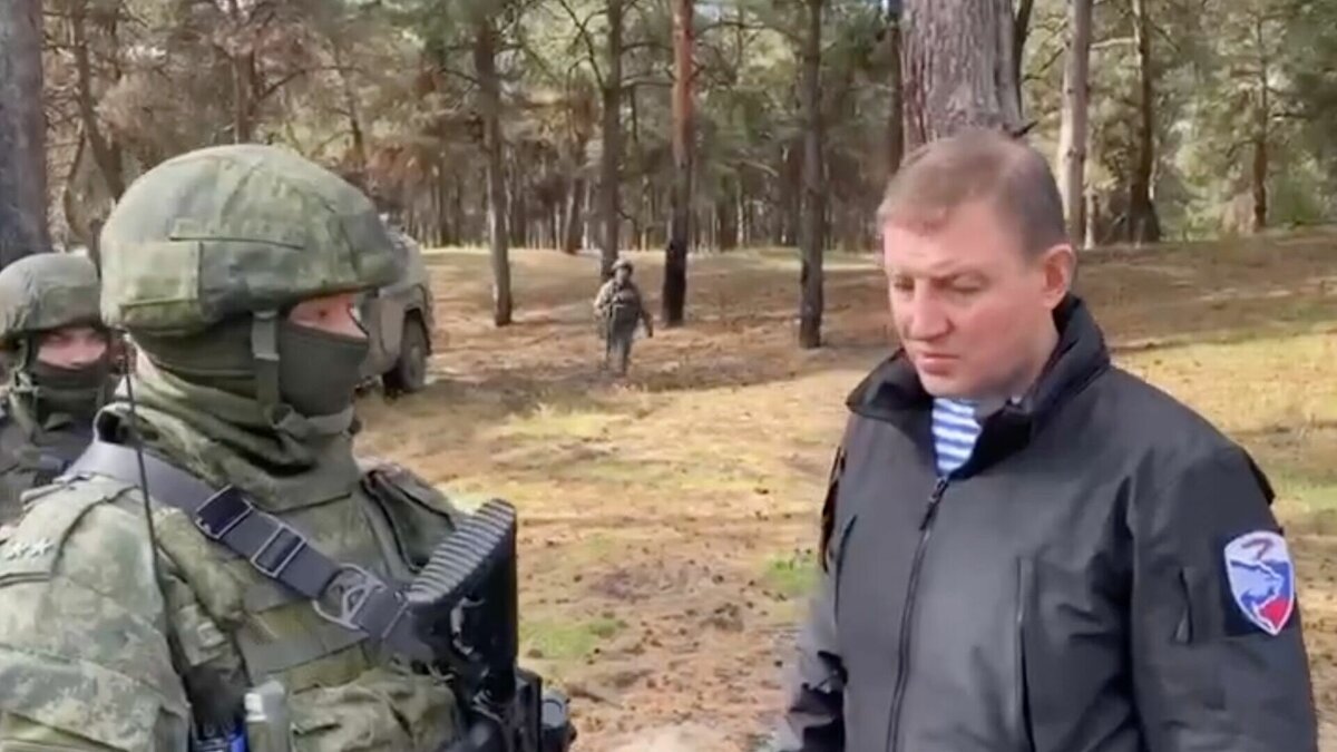     В Херсонской области секретарь генерального совета «Единой России» Андрей Турчак отдал представителям десантных войск спецсредства и снаряжение.