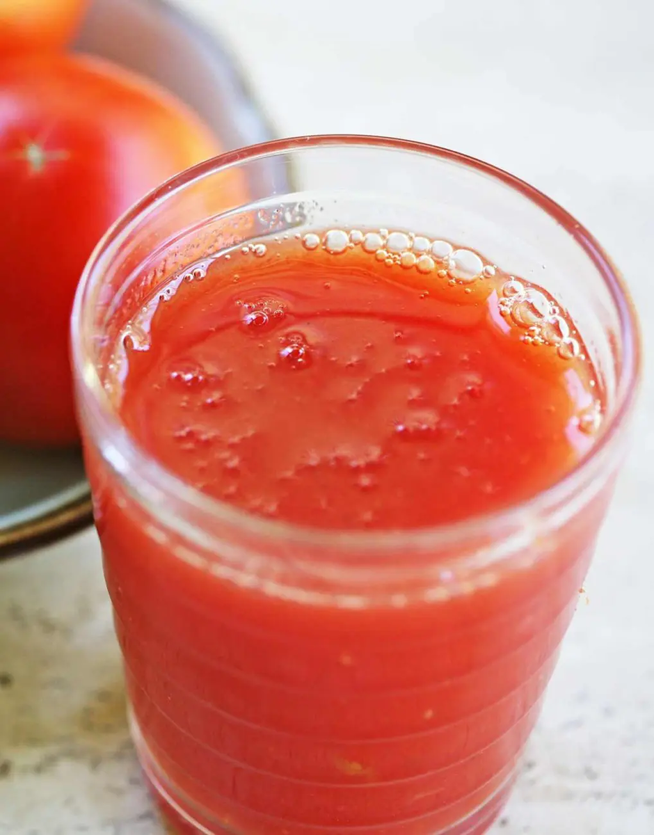 Сок из помидор рецепт домашнего приготовления. Томатный сок. Помидор сок. Смузи с помидорами. Томатный сок на зиму.