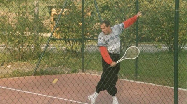 Скриншот из фильма "Укрощение строптивого" с Андриано Челентано. Как раз при игре со стенкой.