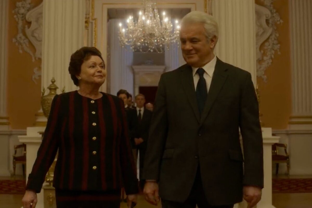    кадр из сериала «Корона»