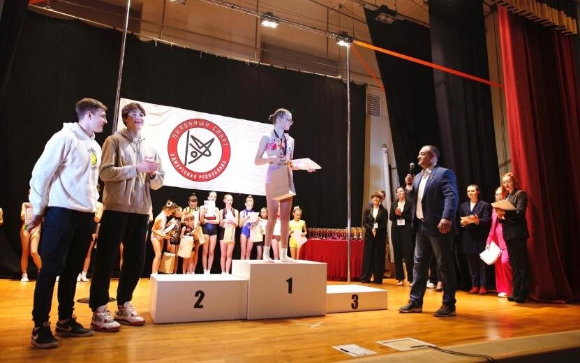    Параатлетка из Удмуртии в 12 лет победила на соревнованиях по пилонному спорту