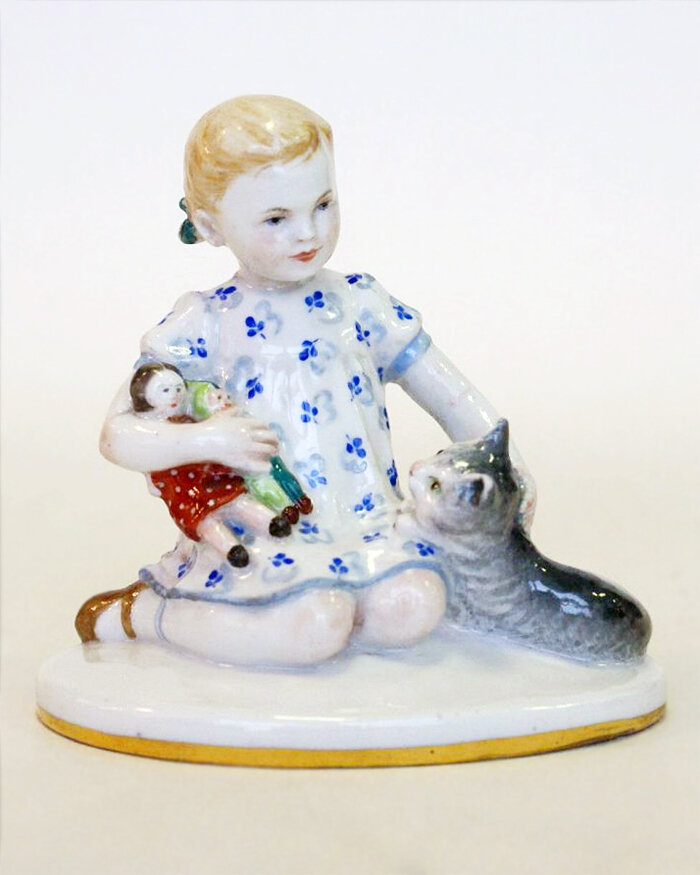 Скульптура «Девочка с игрушками и кошкой», 1950-е, ЛФЗ. Автор формы Софья Борисовна Велихова, автор росписи Елизавета Николаевна Лупанова