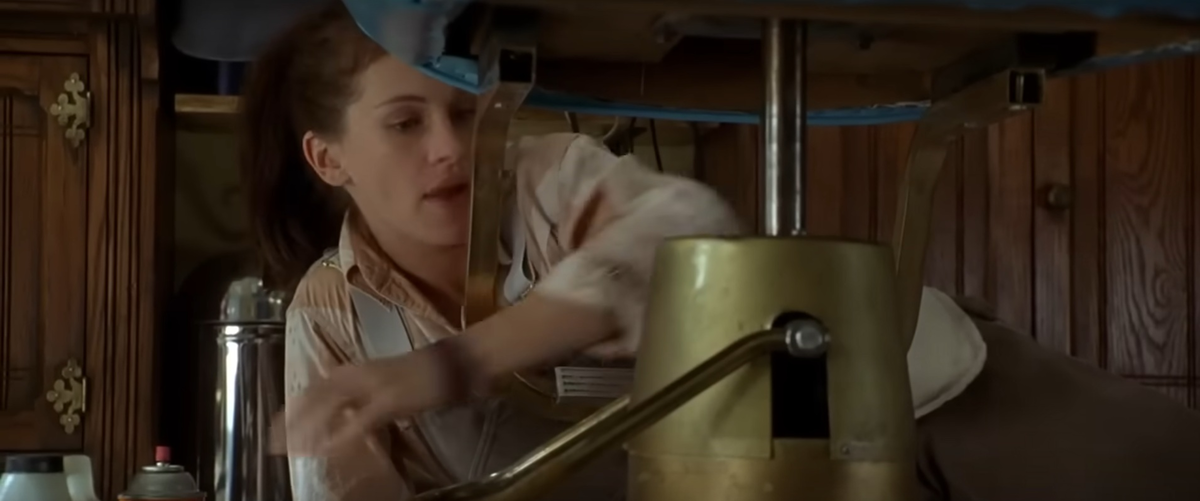 Сбежавшая невеста. Она знает мужчин не по рассказам мам или подружек. Она знает их через суровые мужские будни. Она разбирается в механике! (намёк понятен?)