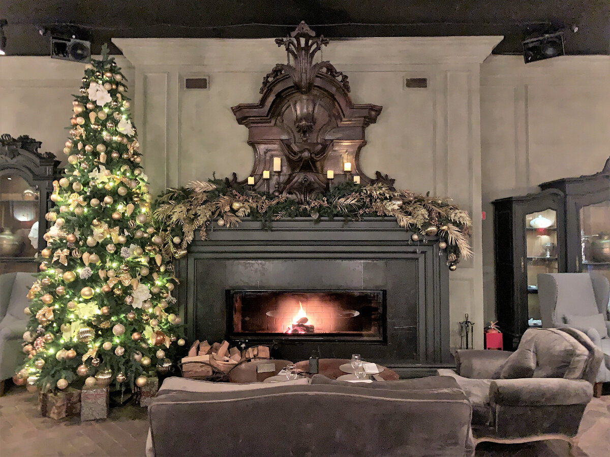 Камин на первом этаже