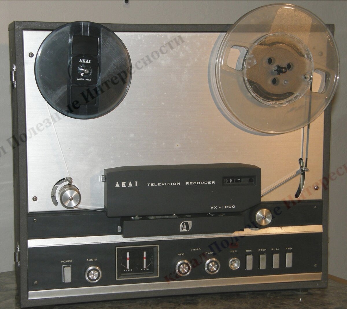 Середина 60х годов это время поиска способа сделать видеомагнитофон бытовым прибором. Многие фирмы делали ставку на широкую магнитную ленту (дюйм или полдюйма) и вращающийся блок головок.
