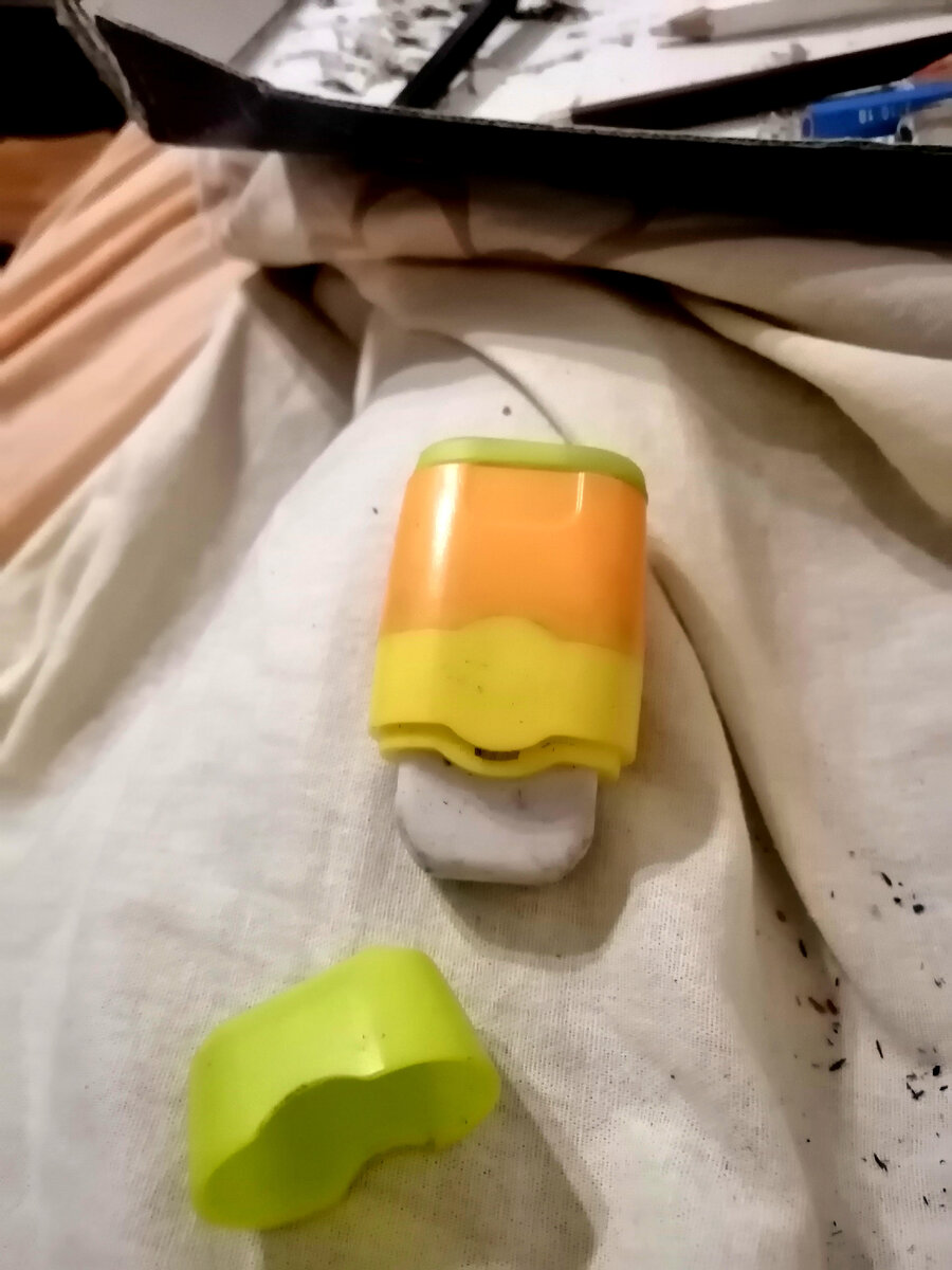 Ластик я бы не рекомендовала для использования по назначению. Он быстро пачкается и плохо чистится.