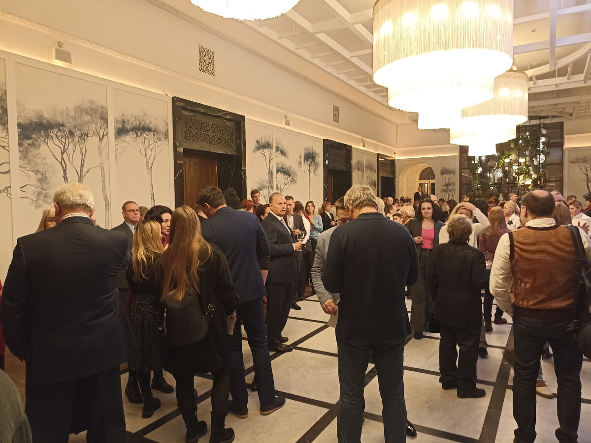 Фойе перед показом (фото канала)