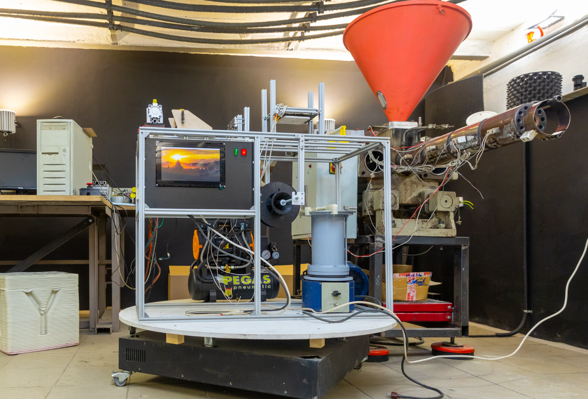 Установка, с помощью которой получилось создать необычный пластик. Фото: пресс-служба СПбПУ