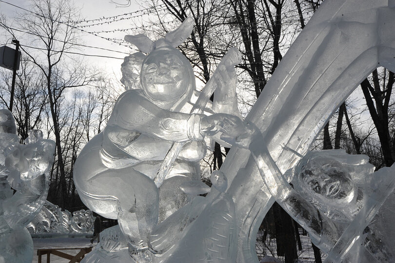     Хабаровчан в парке "Динамо" теперь встречают сказочные персонажи, например - Баба-Яга. ФОТО: мэрия Хабаровска
