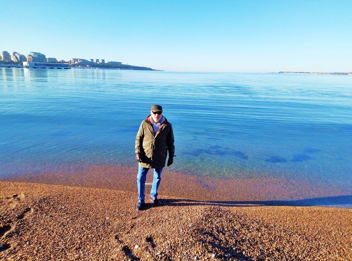 Михаил Лекс, автора рассказ (На фото городской пляж, Геленджик)