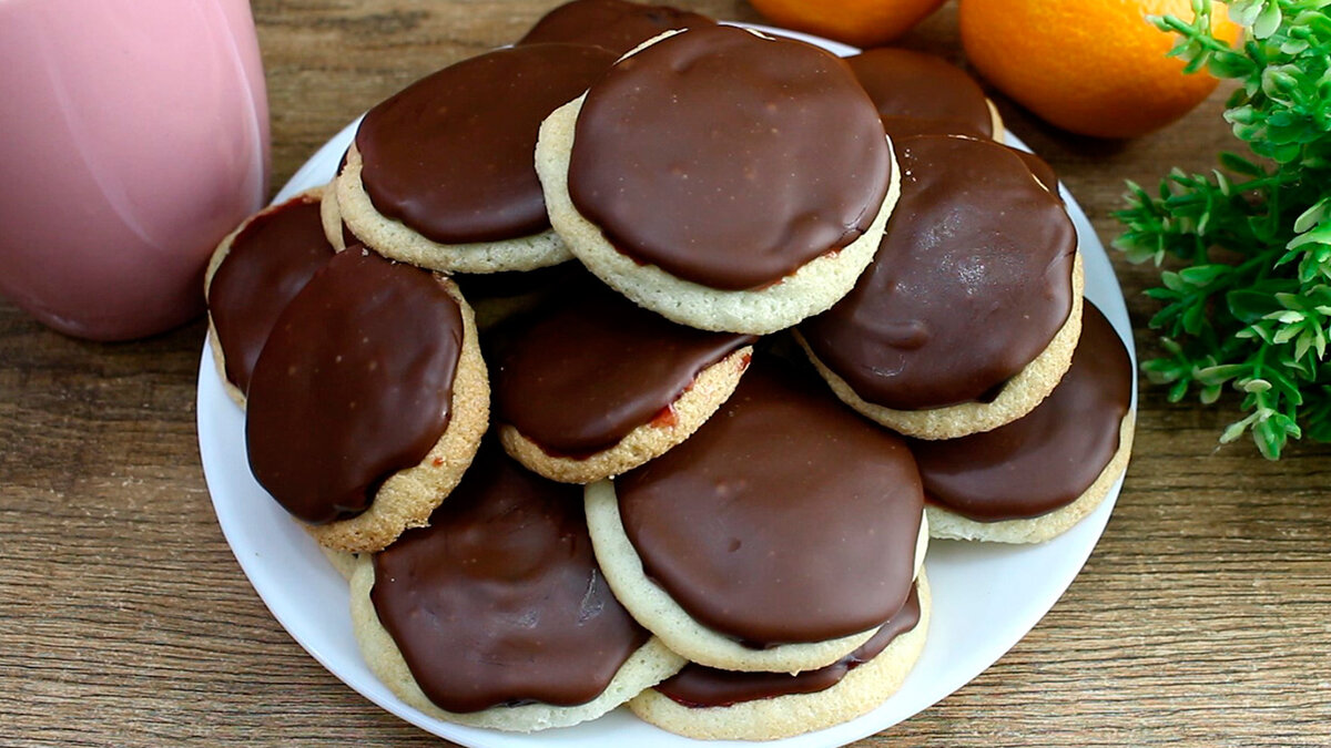 Бисквитное печенье с желе из красного апельсина в шоколаде