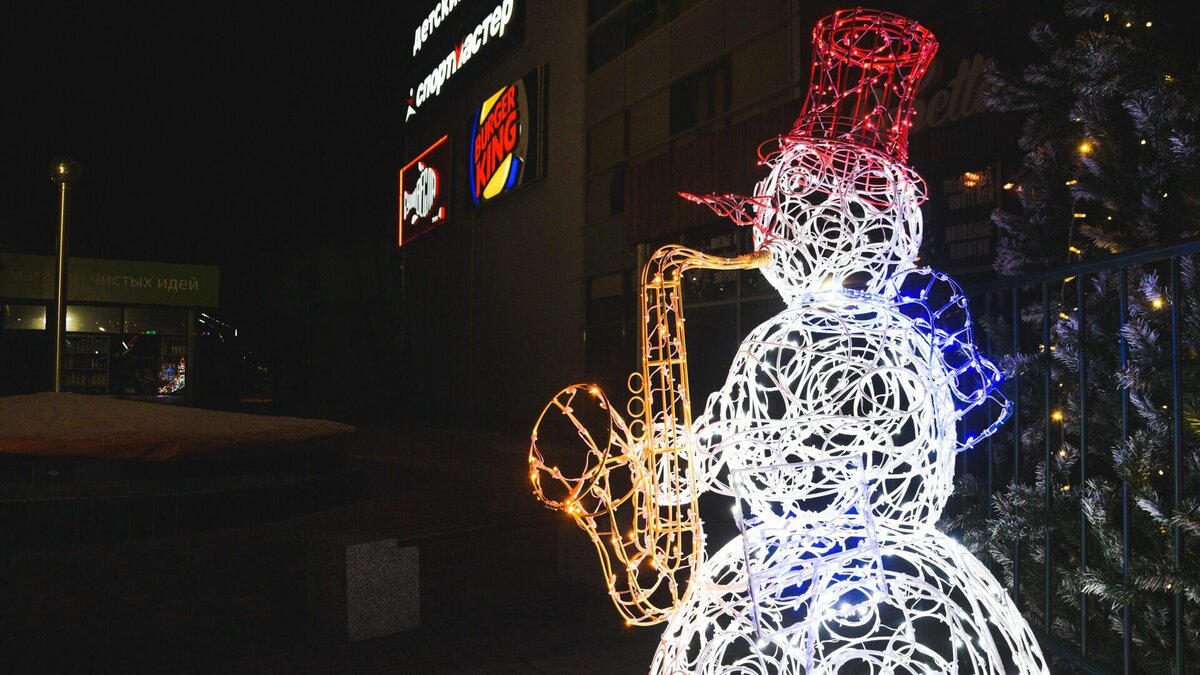     Новогодняя программа в январе 2023 года несколько сокращена по сравнению с предыдущими празднованиями. От массовых мероприятий решено отказать, но все-таки для самым активных волгоградцев есть несколько способов провести время 1 января.