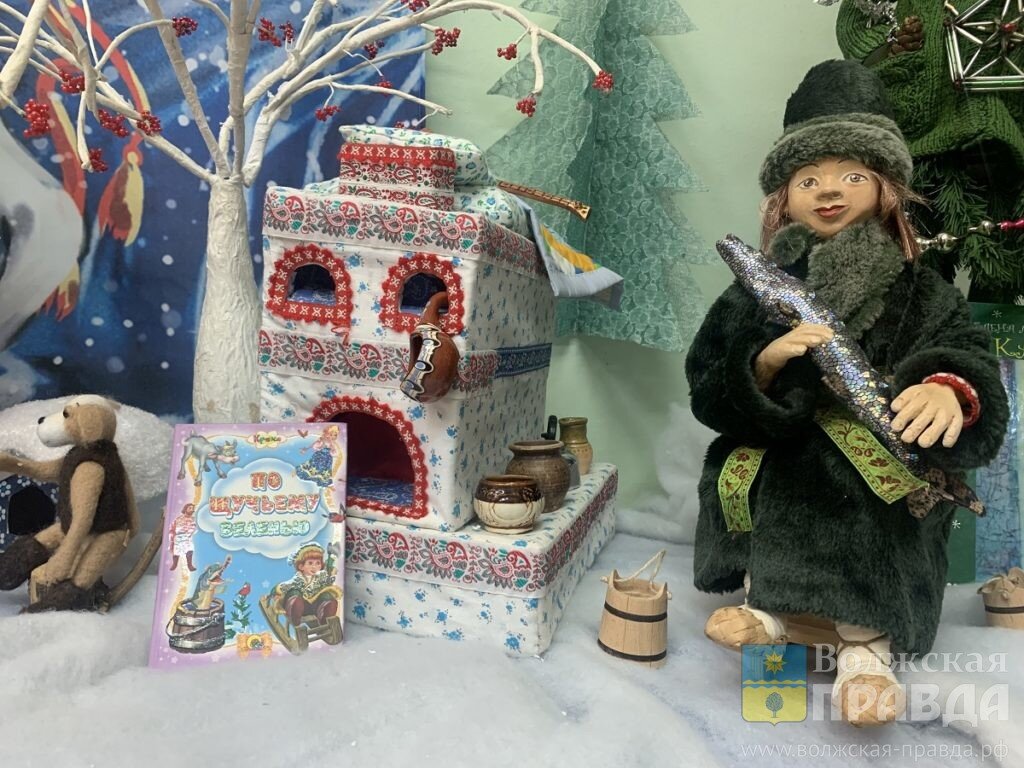     Волжанка создаёт сюжетные композиции по сказкам из авторских кукол
