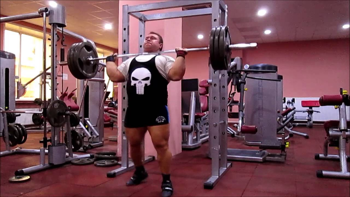 Владимир Ламонов жмет стоя 140-150 кг на 3-4 повторения в своих видео на youtube.