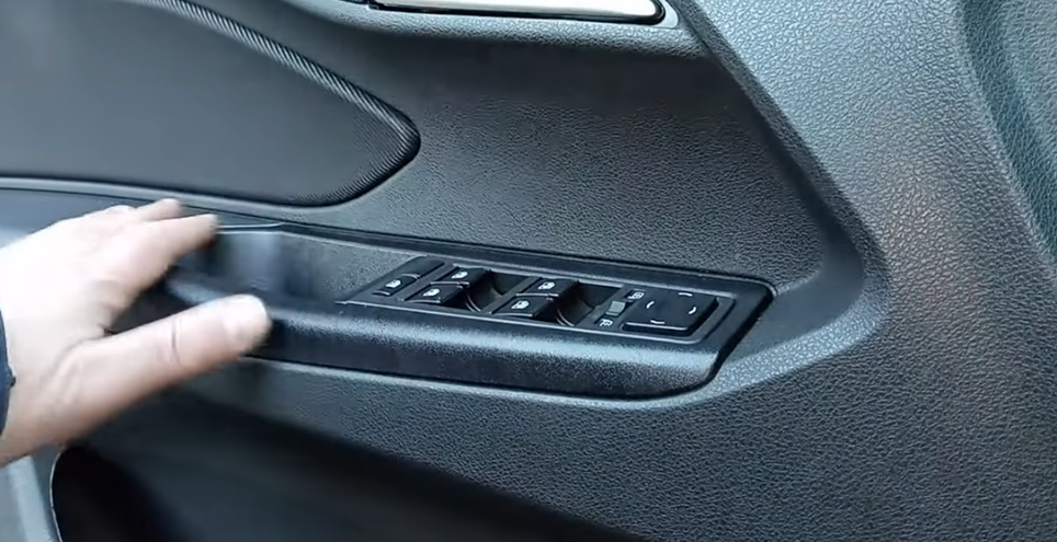 В Ладе Весте мерзнет левая нога. Показываю доработку, которая сразу помогла (в машине стало теплее)