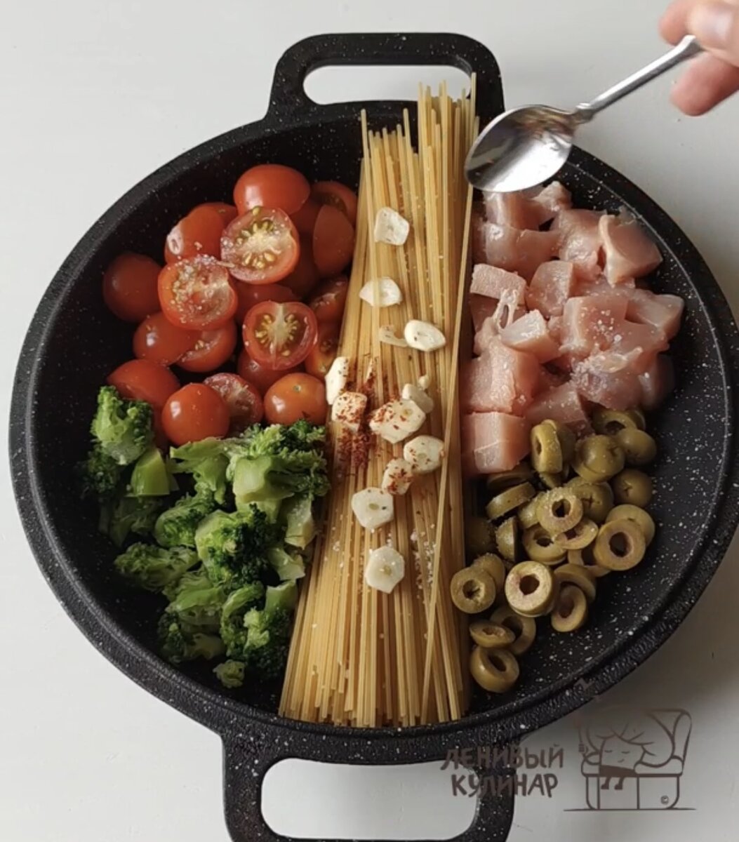 Добавляем грамм 100 брокколи , разобранных на мелкие соцветия и немного нарезанных оливок (можно и не резать. Также добавляем 2-3 зубчика нарезанного чеснока, соль и любимые специи (например, паприка и хлопья Чили) 