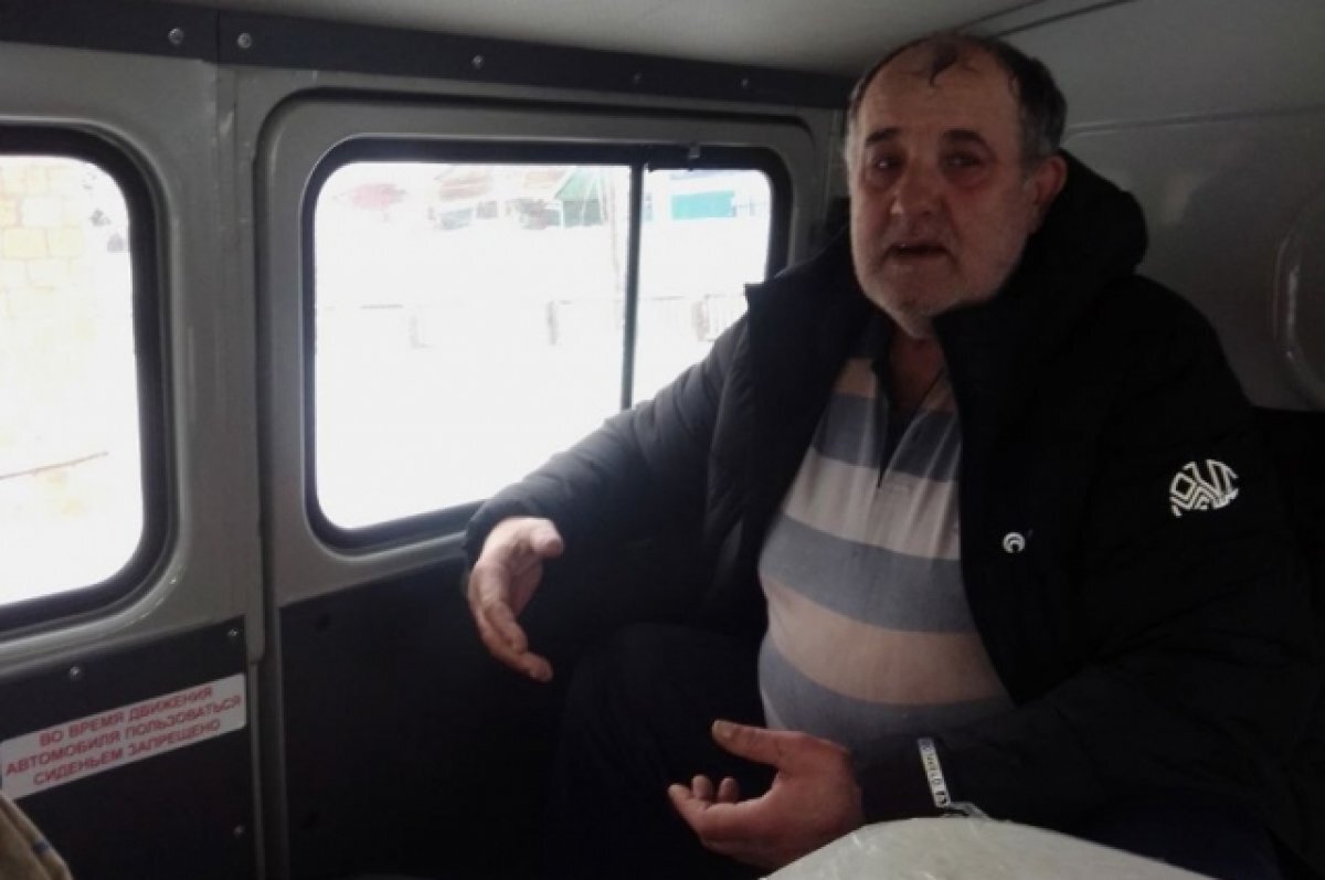    Мужчину спасли пожарные из Приморска.