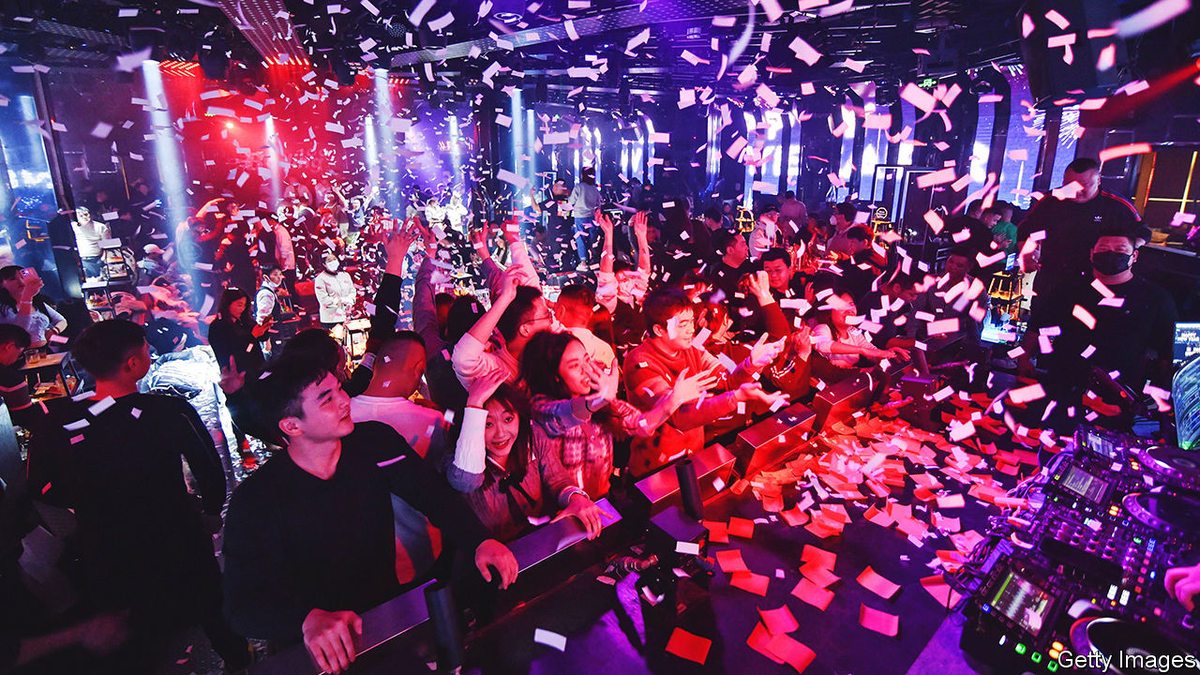 Люди празднуют Новый год в баре в Нанкине, восточная китайская провинция Цзянсу, 1 января 2023 года.