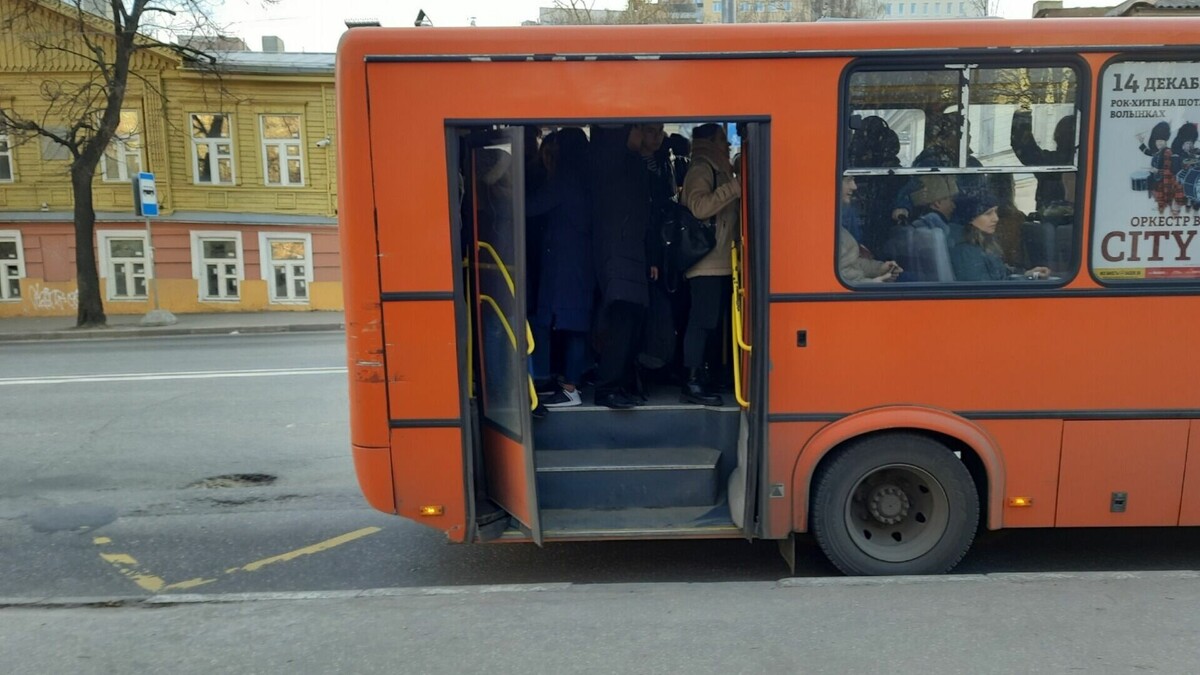     Водителя нижегородской маршрутки Т-57 уволили из-за того, что он требовал от пассажиров переводить деньги за проезд ему на личную карту. Все из-за того, что в салоне не работал терминал. Информацию об этом предоставили в ГКУ НО «ЦРТС».