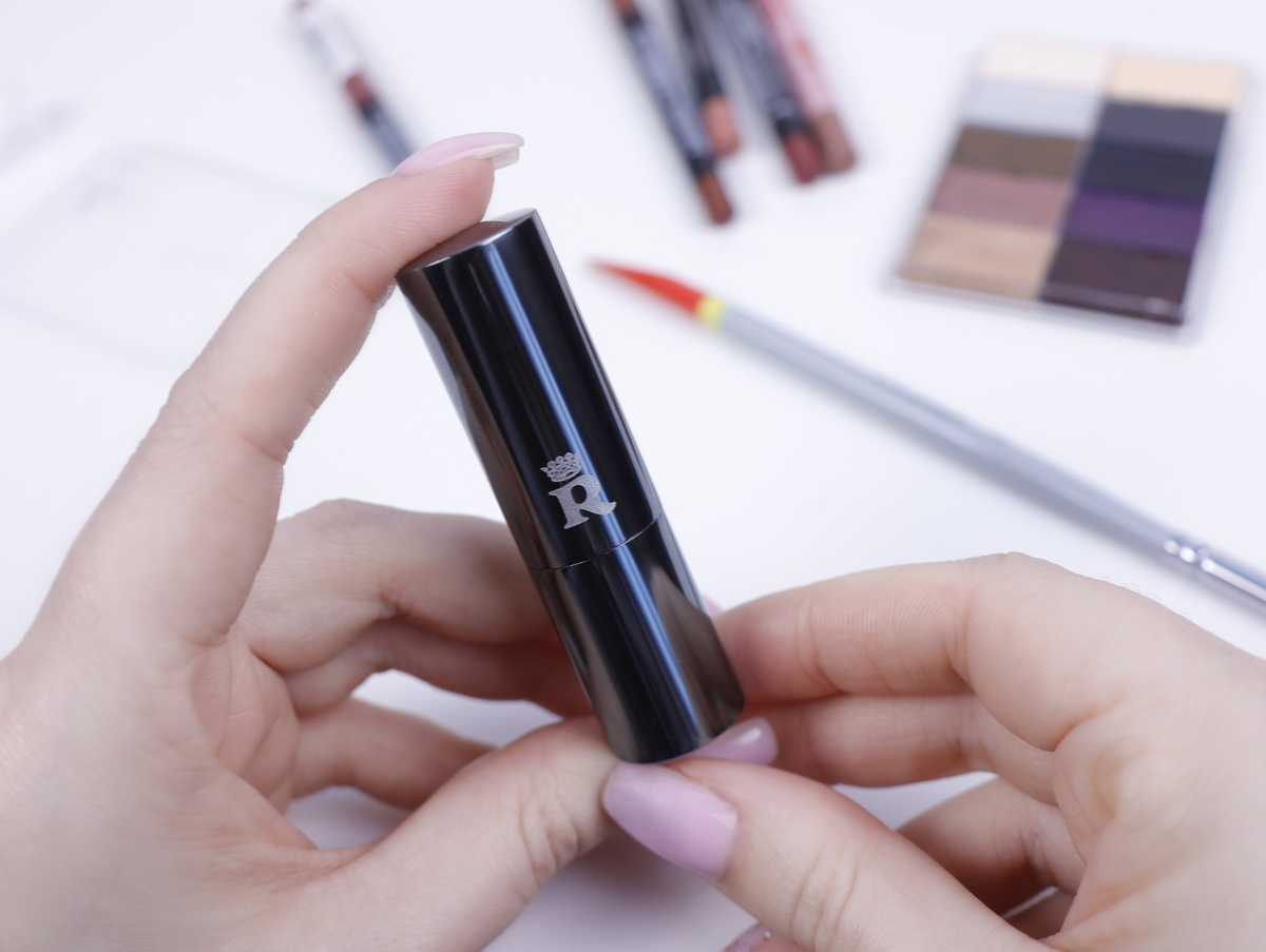 Я сама стала покупать эту помаду по той причине, что она очень похожа на некогда мною любимую помаду от Кларанс, но если нет особой разницы, то не вижу смысла тратиться