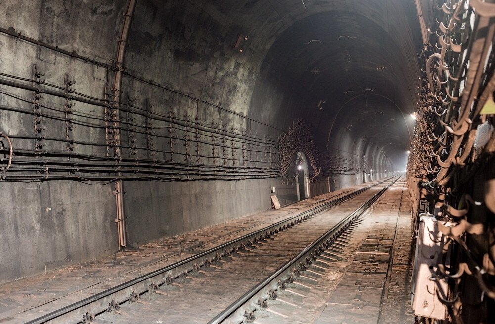© MOROVICTOR / Wikimapia / CC BY-SA 3.0 (Сбойка тоннеля произошла лишь в марте 2001-го, и в декабре того же года сквозь Северо-Муйский хребет прошел первый поезд. В эксплуатацию объект сдали в конце 2003 г.)