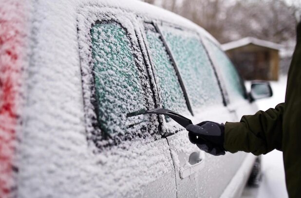 Не стоит увлекаться чисткой наледи со стекол таким приспособлением.