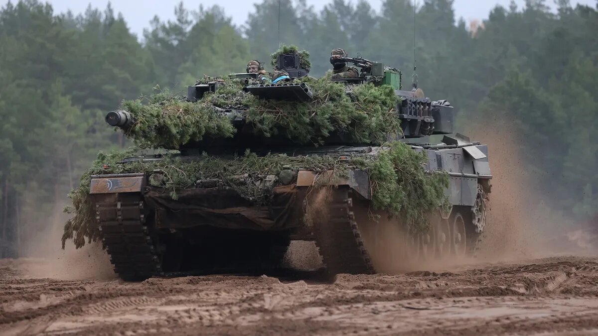 Основной боевой танк немецкого бундесвера Leopard 2A6 участвует в военных учениях НАТО Iron Wolf 26 октября в Пабраде, Литва. Источник: Шон Гэллап/Getty Images