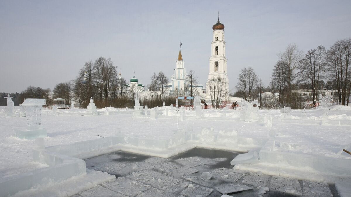    Создание ледяного городка к празднику Крещения Господня© РИА Новости / Максим Богодвид
