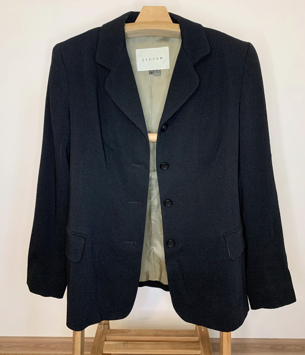 Вещь, возможно, даже и не носили — карманы были зашиты