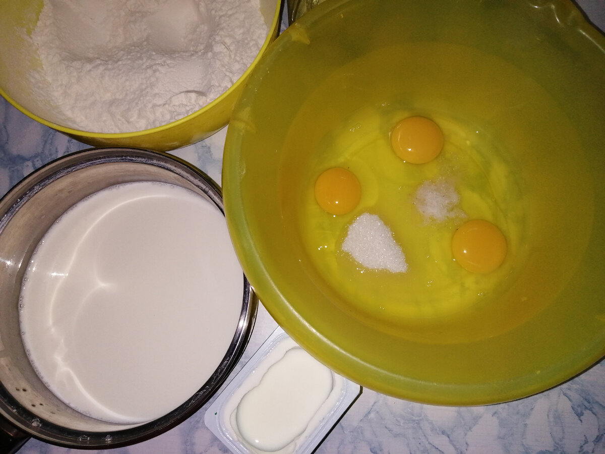 Продукты приготовили, начинаем заводить тесто.