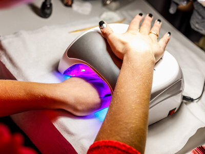    УФ-лампы для сушки ногтей оказались опасны для здоровья