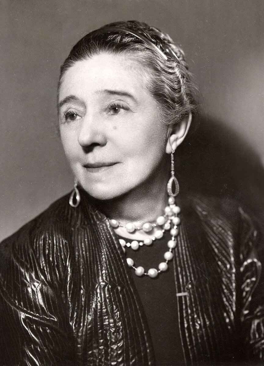 Жа́нна Ланве́н, урождённая Жанн-Мари́ Ланве́н — французская художница-модельер, основательница собственного дома высокой моды. Родилась: 1 января 1867 г., Париж, Франция Умерла: 6 июля 1946 г. (79 лет), VII округ Парижа. Материал взят из свободного источника.
