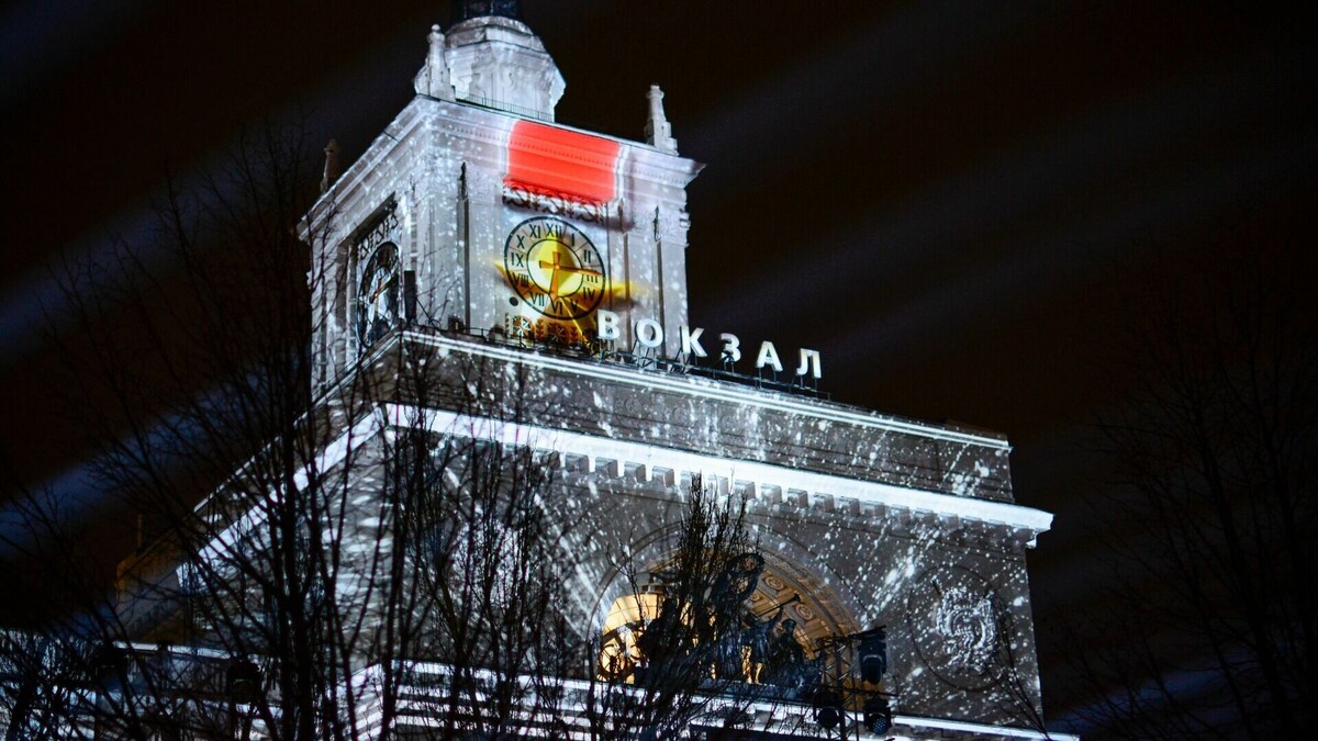     Вечером 2 февраля центр Волгограда вновь озарился сотнями цветных лучей в рамках проекта «Мост памяти». Для местных жителей и туристов повторно показывают 15-минутные исторические фильмы на фасадах главных достопримечательностей города.