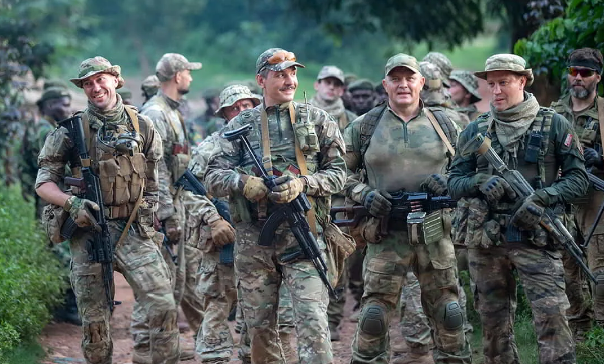 "Гранит" достаточно крепко сделанный военный триллер из серии картин про наших военных "туристов" в Африке.  Кадр из фильма