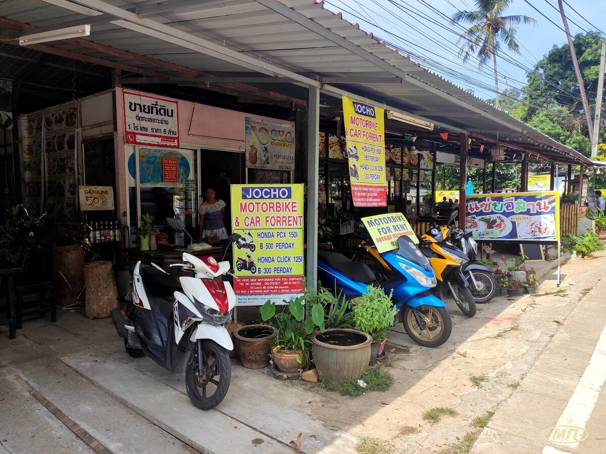 Конторы, предлагающие байки в аренду, встречаются на каждом шагу.