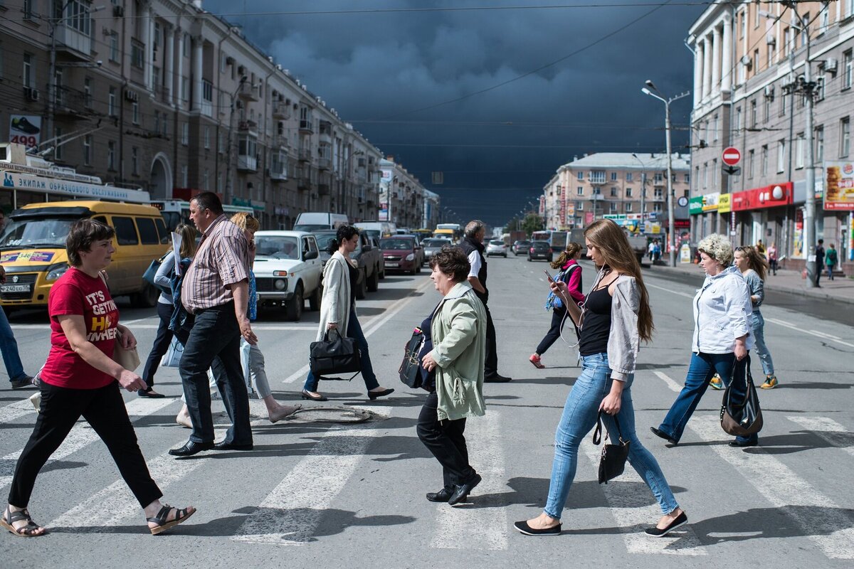 Прохожие люди