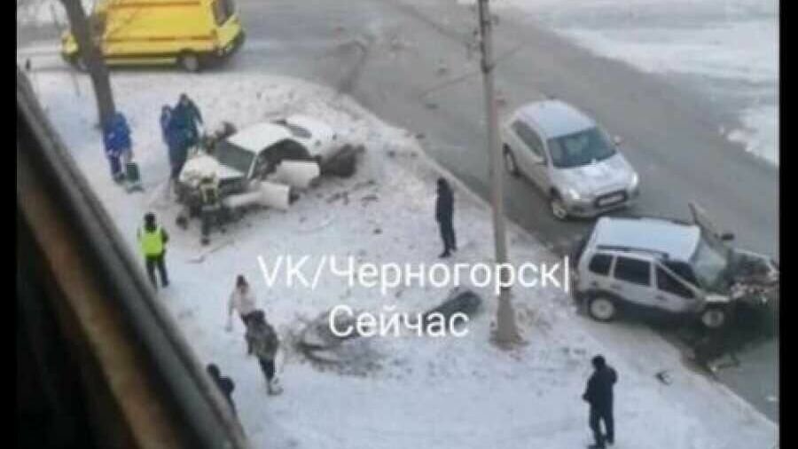     В Черногорске дорогу не поделили Chevrolet Niva и Toyota Mark II — обоих водителей госпитализировали.